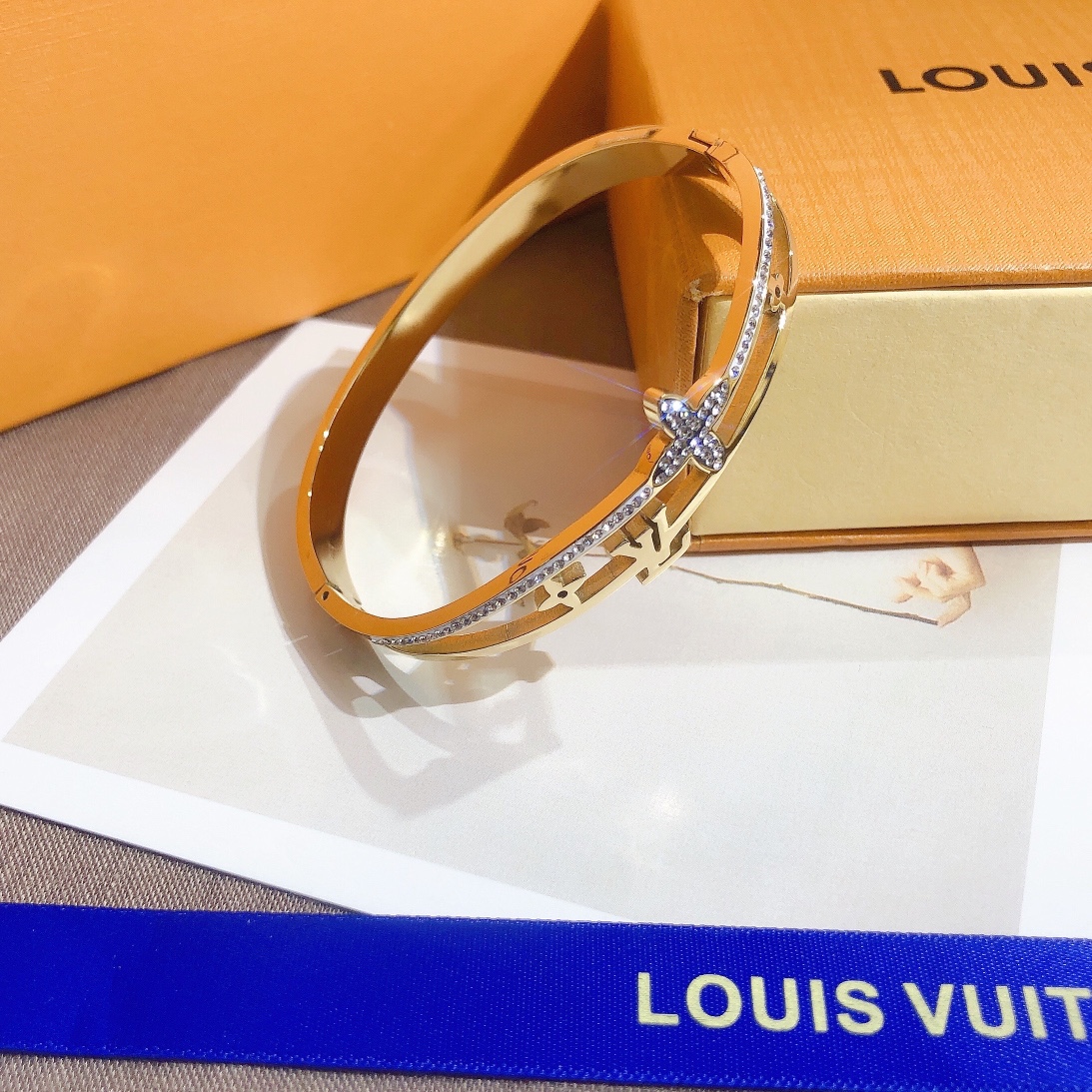 S252     LV Bracelet 106918