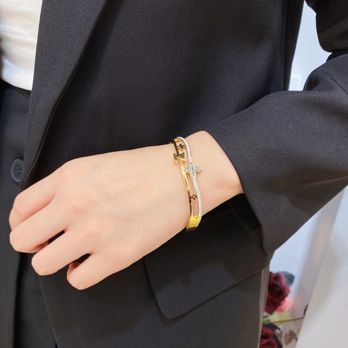 S252     LV Bracelet 106918