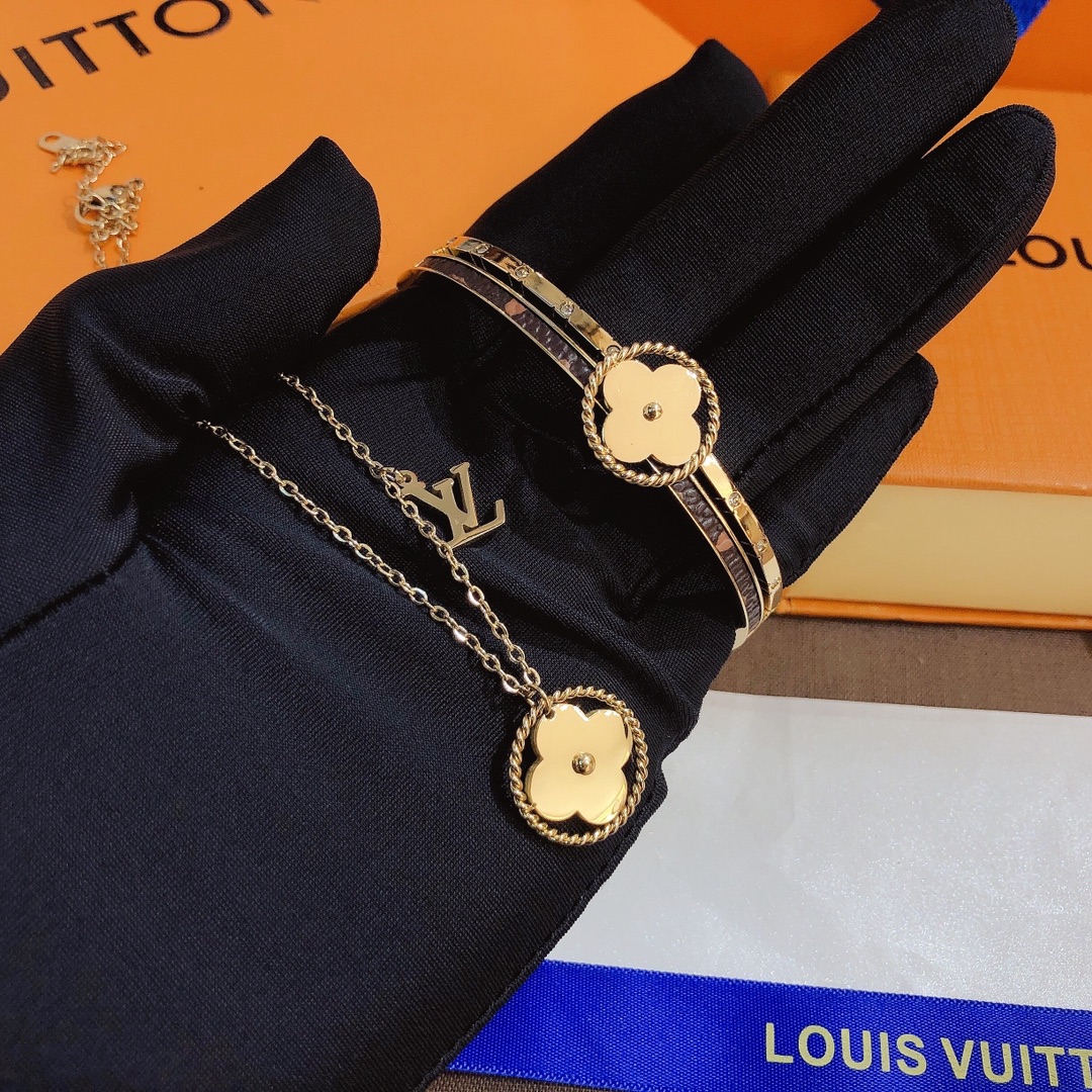 S253     LV Bracelet 106924