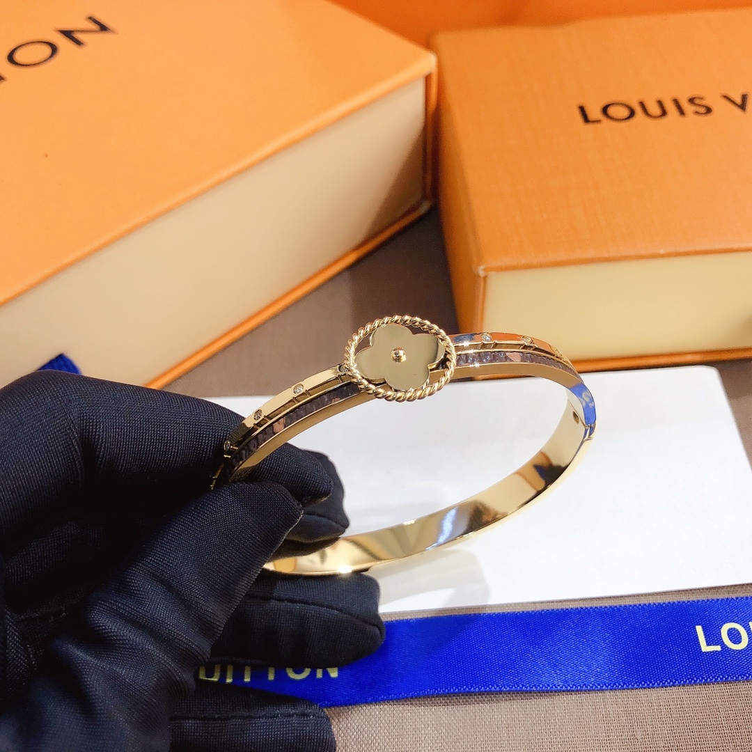 S253     LV Bracelet 106924