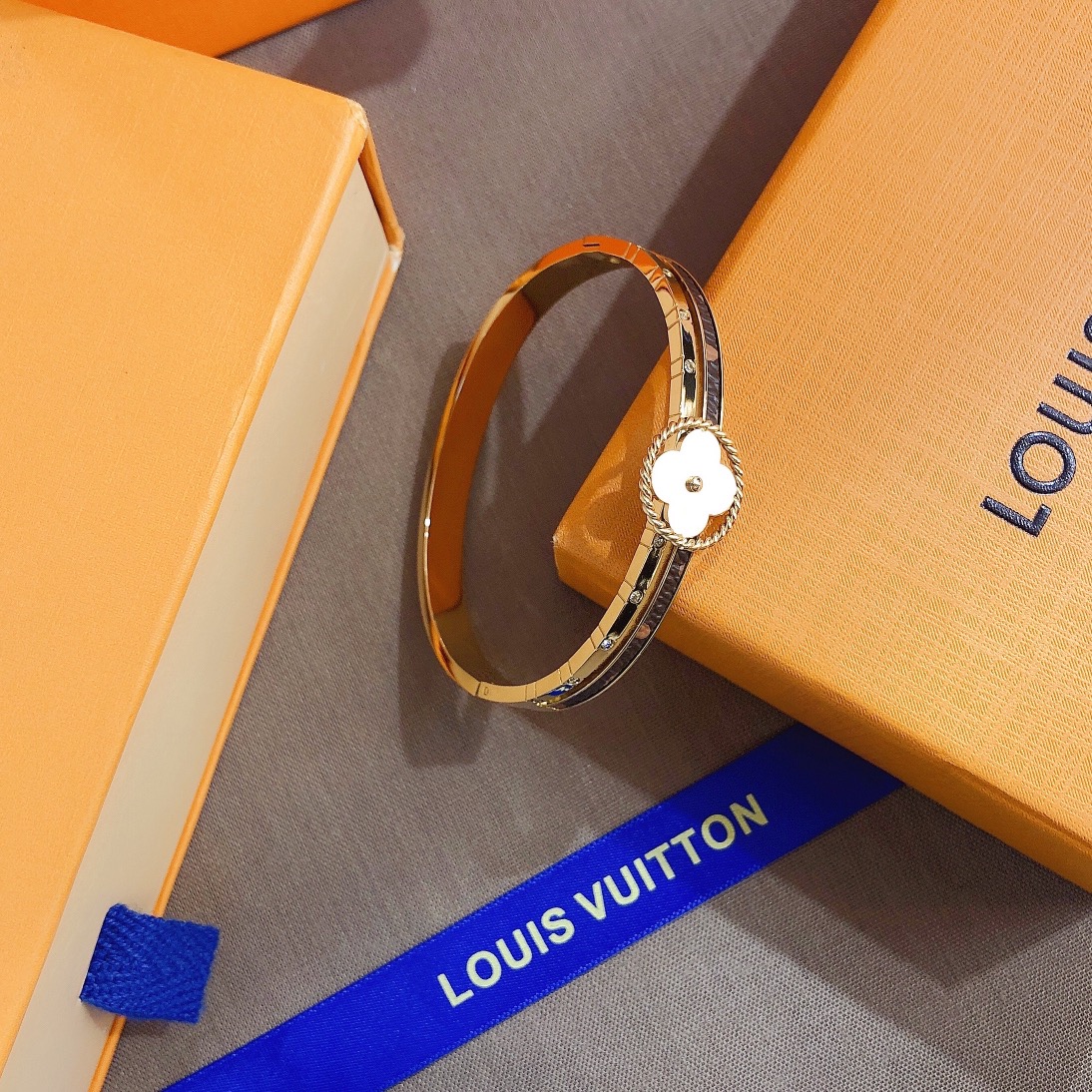 S253     LV Bracelet 106924