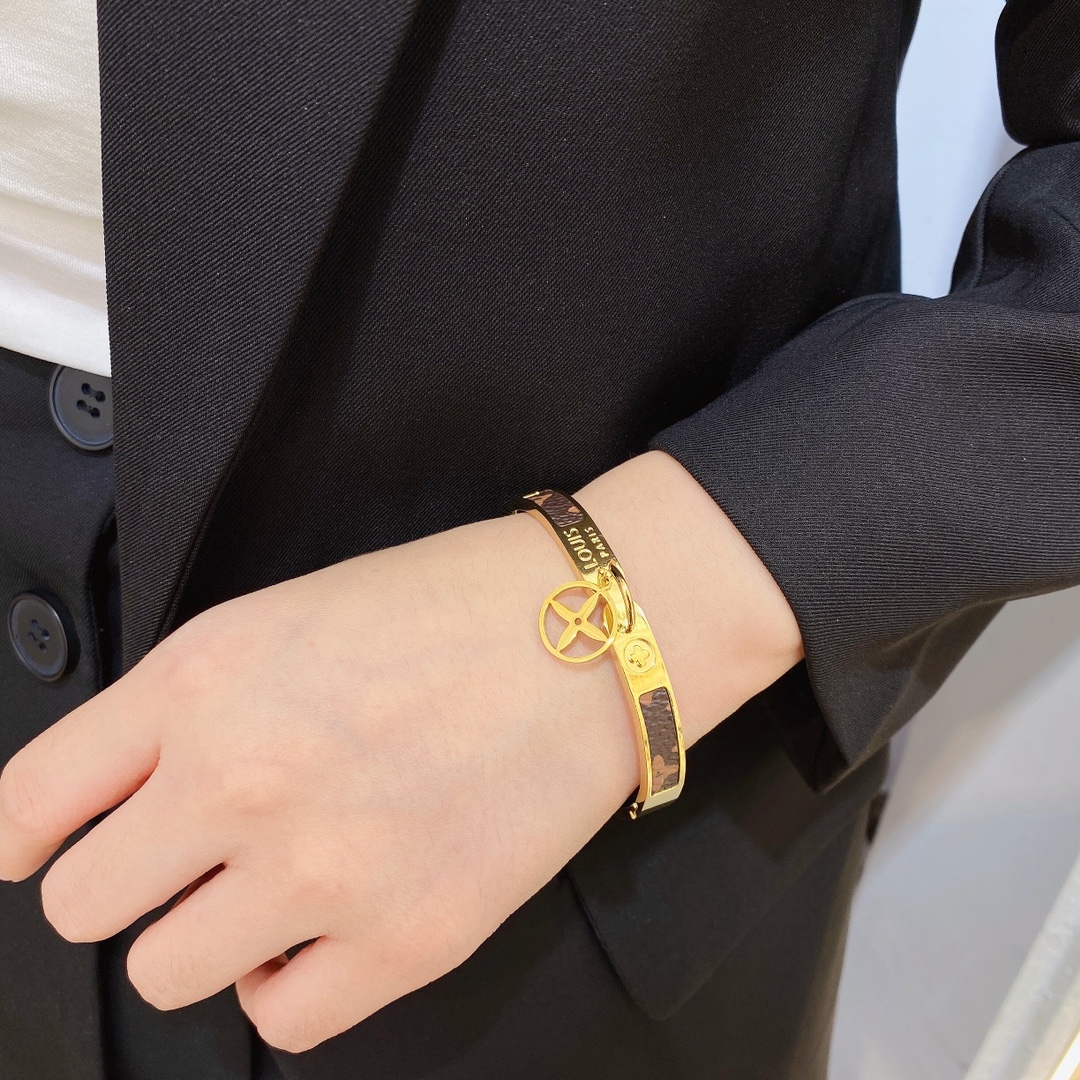 S254   LV Bracelet 106930
