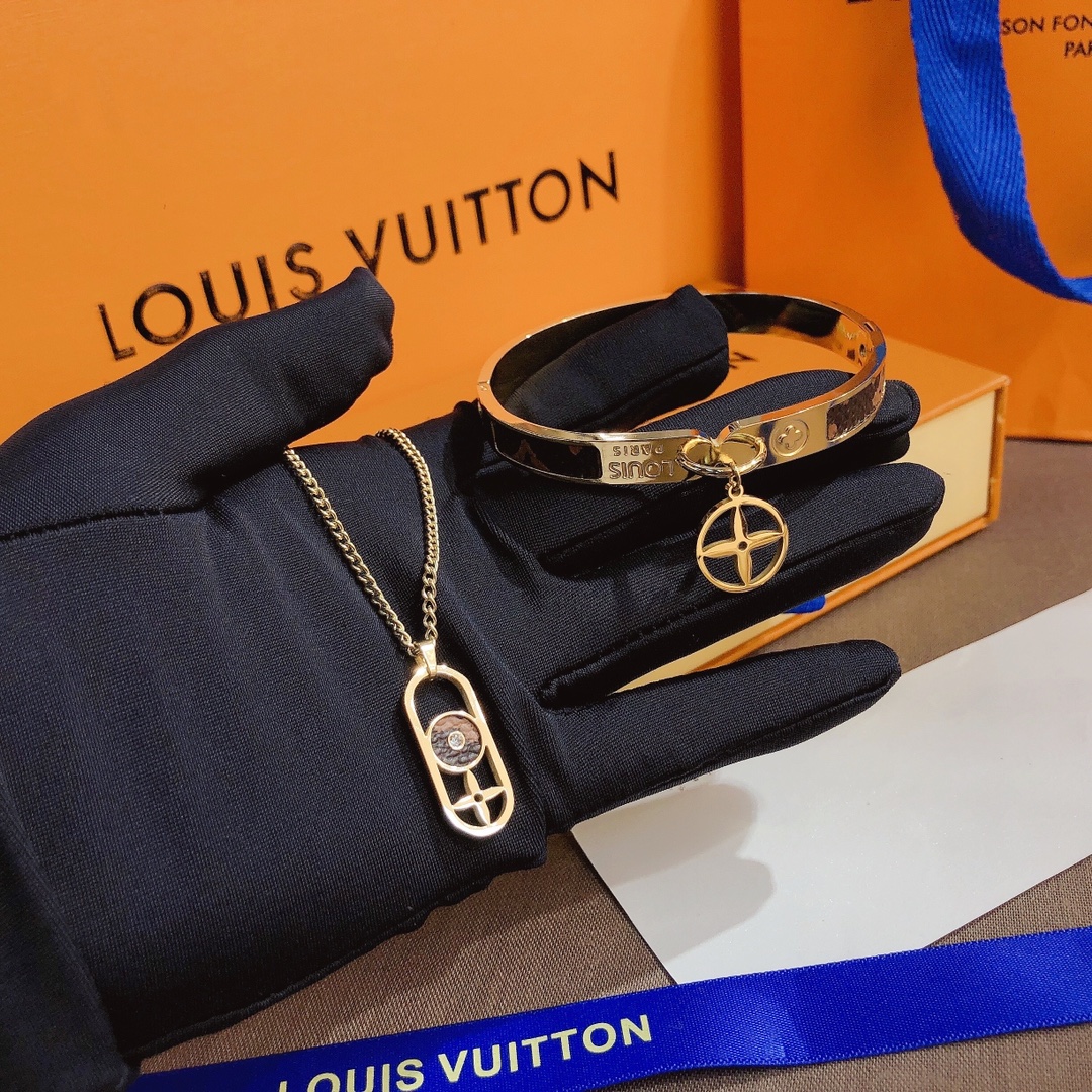 S254   LV Bracelet 106930