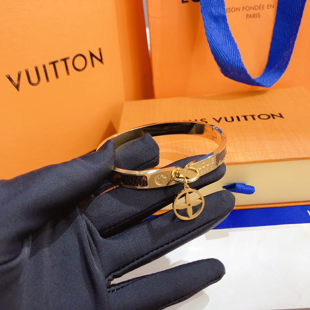 S254   LV Bracelet 106930