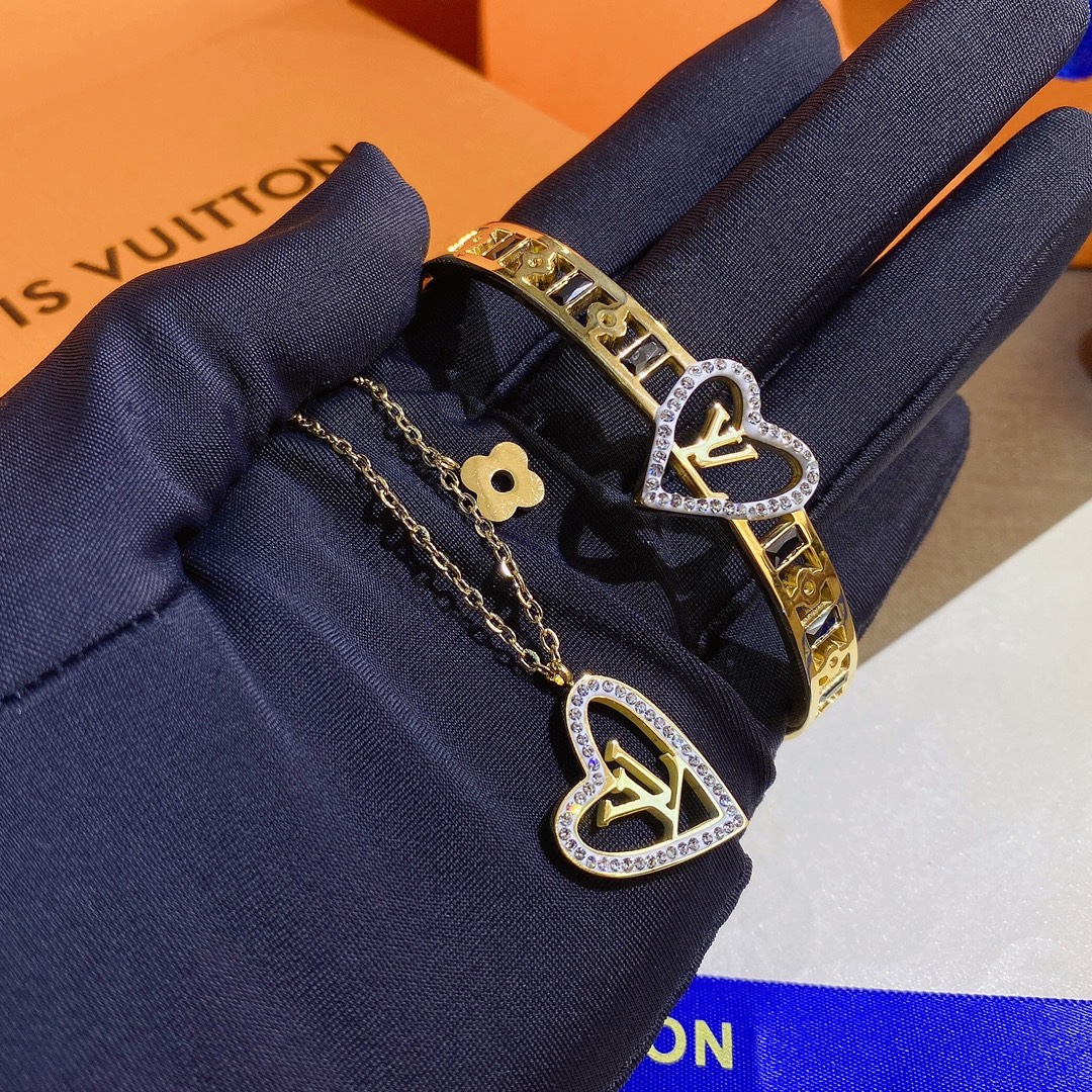 S255   LV bracelet 106933