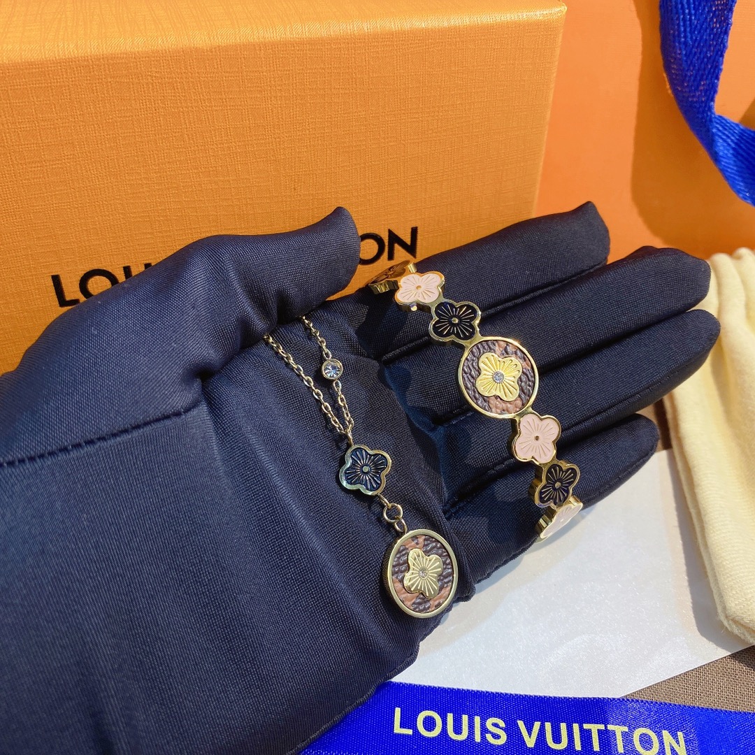 S256       LV bracelet 106934