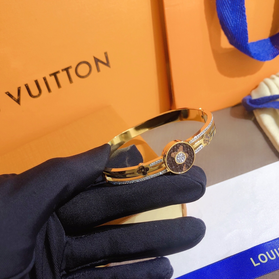 S259       LV bracelet 106940