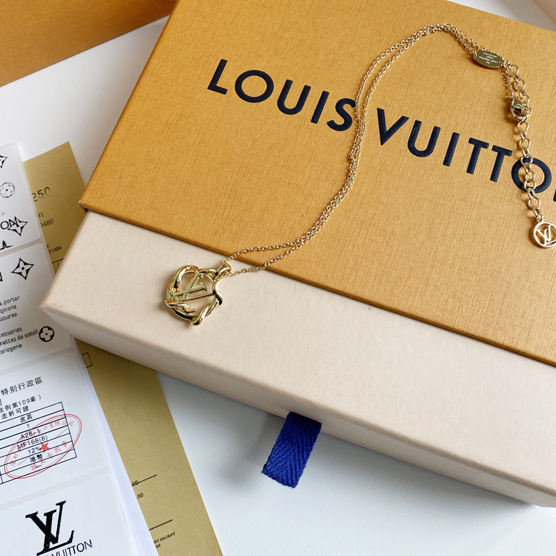 B032 LV necklace 104413