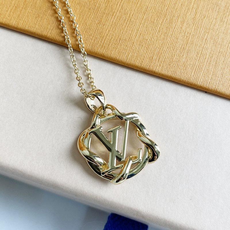 B032 LV necklace 104413
