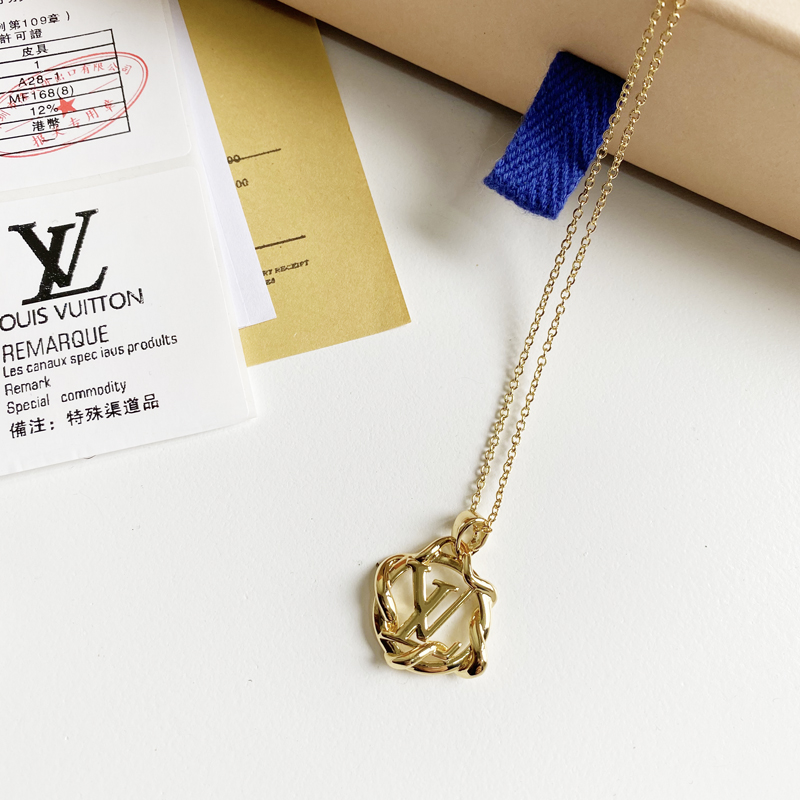 B032 LV necklace 104413