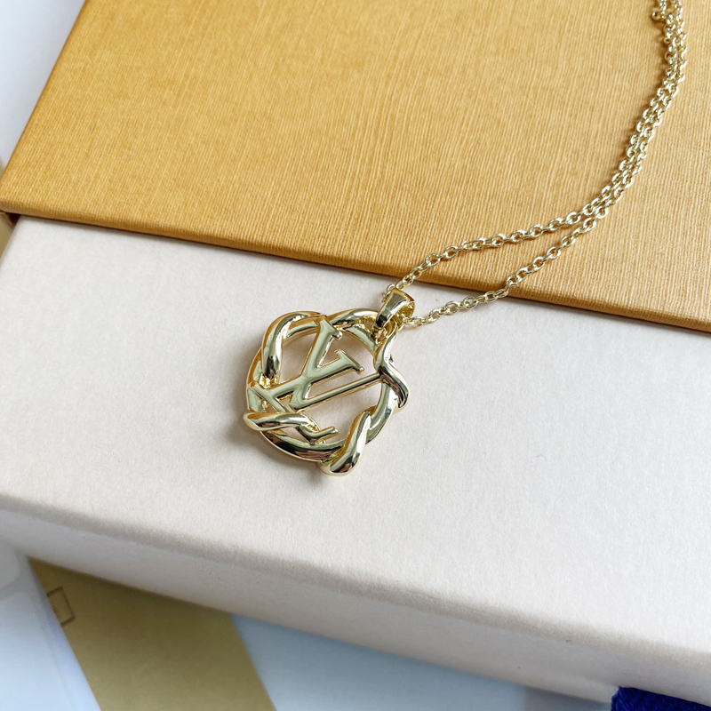 B032 LV necklace 104413