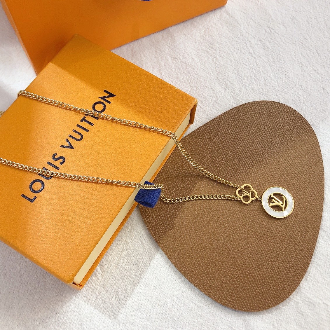 LV necklace 105045