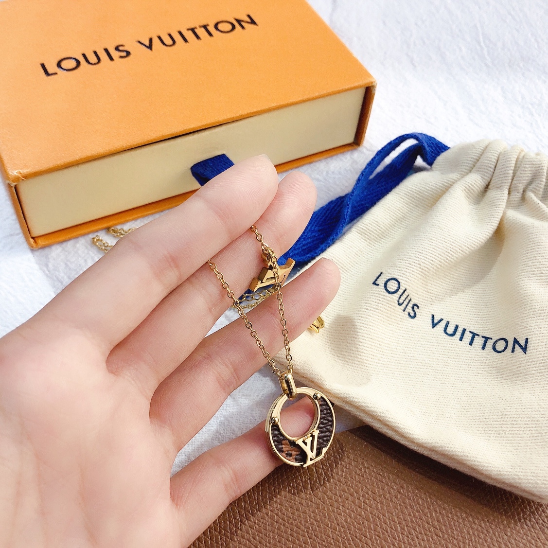 LV necklace 105047