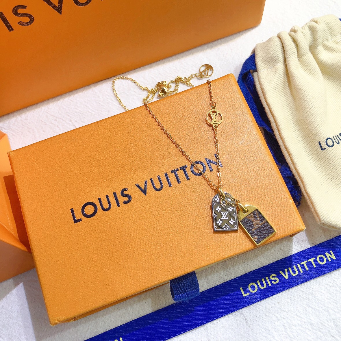 LV necklace 106339