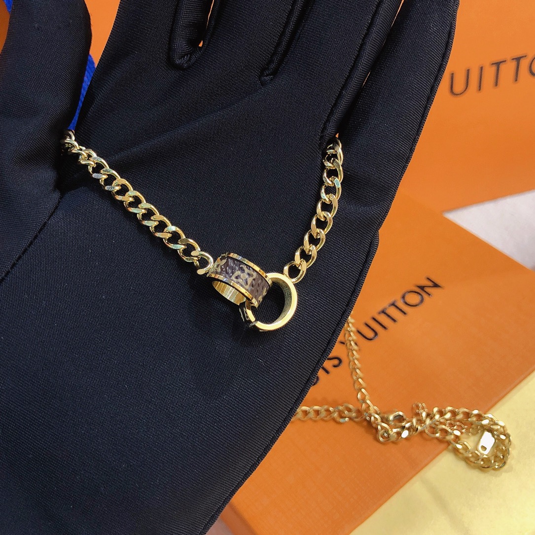 LV necklace 106345