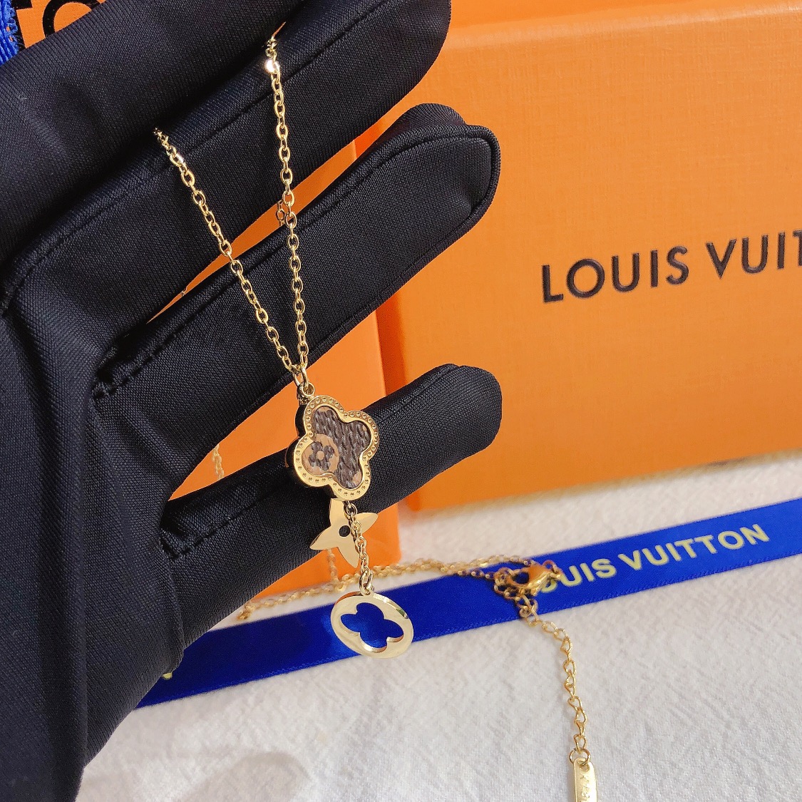 LV necklace 106520