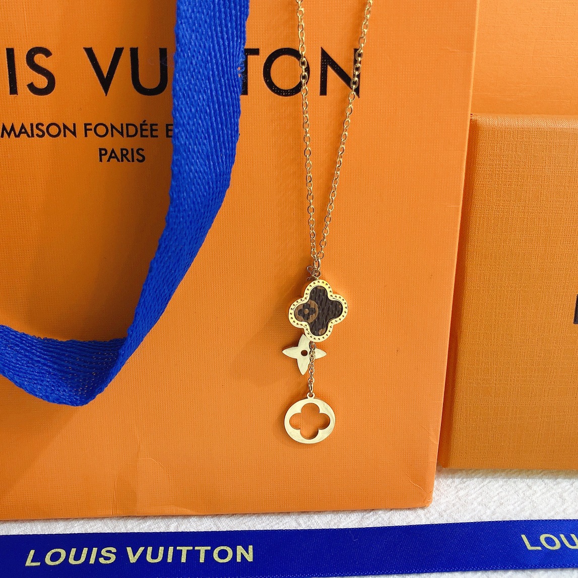 LV necklace 106520