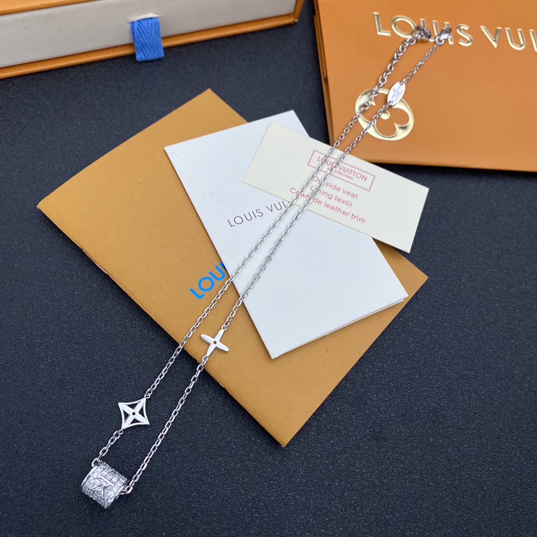 B018 lv necklace 106553