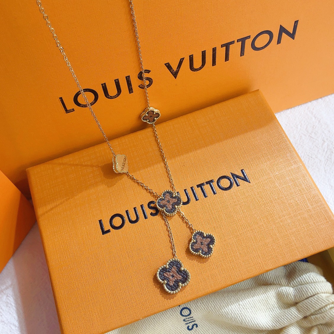 X356    LV Necklace 106582