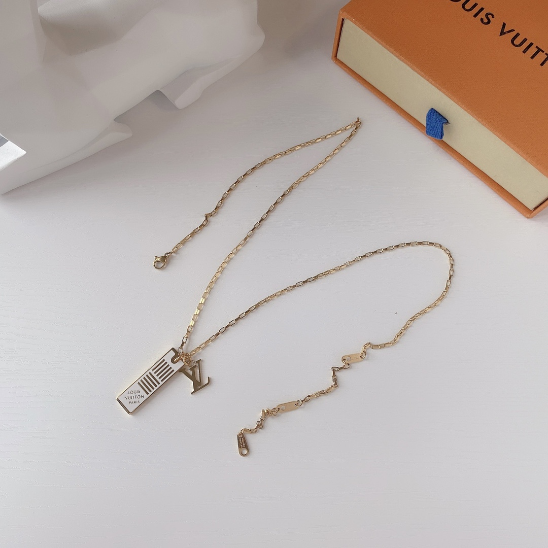 X362     LV necklace 106780