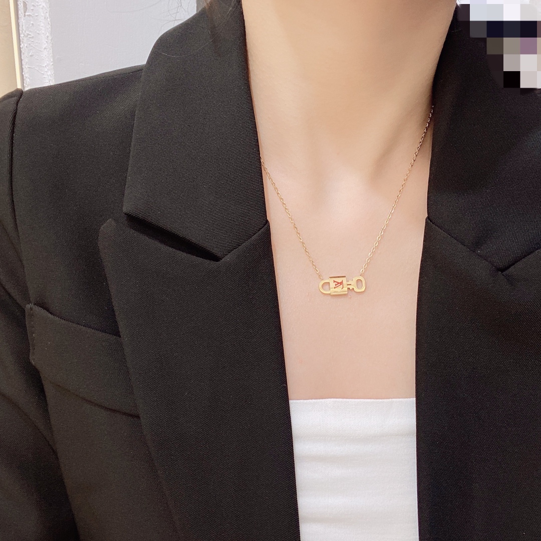 X374    LV necklace 106911