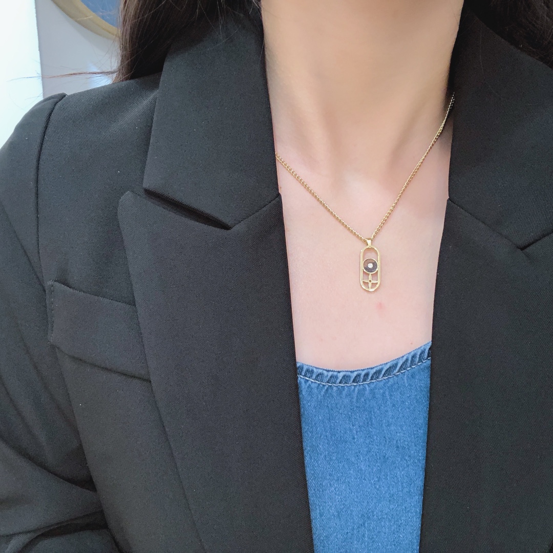 X380      LV necklace 106931