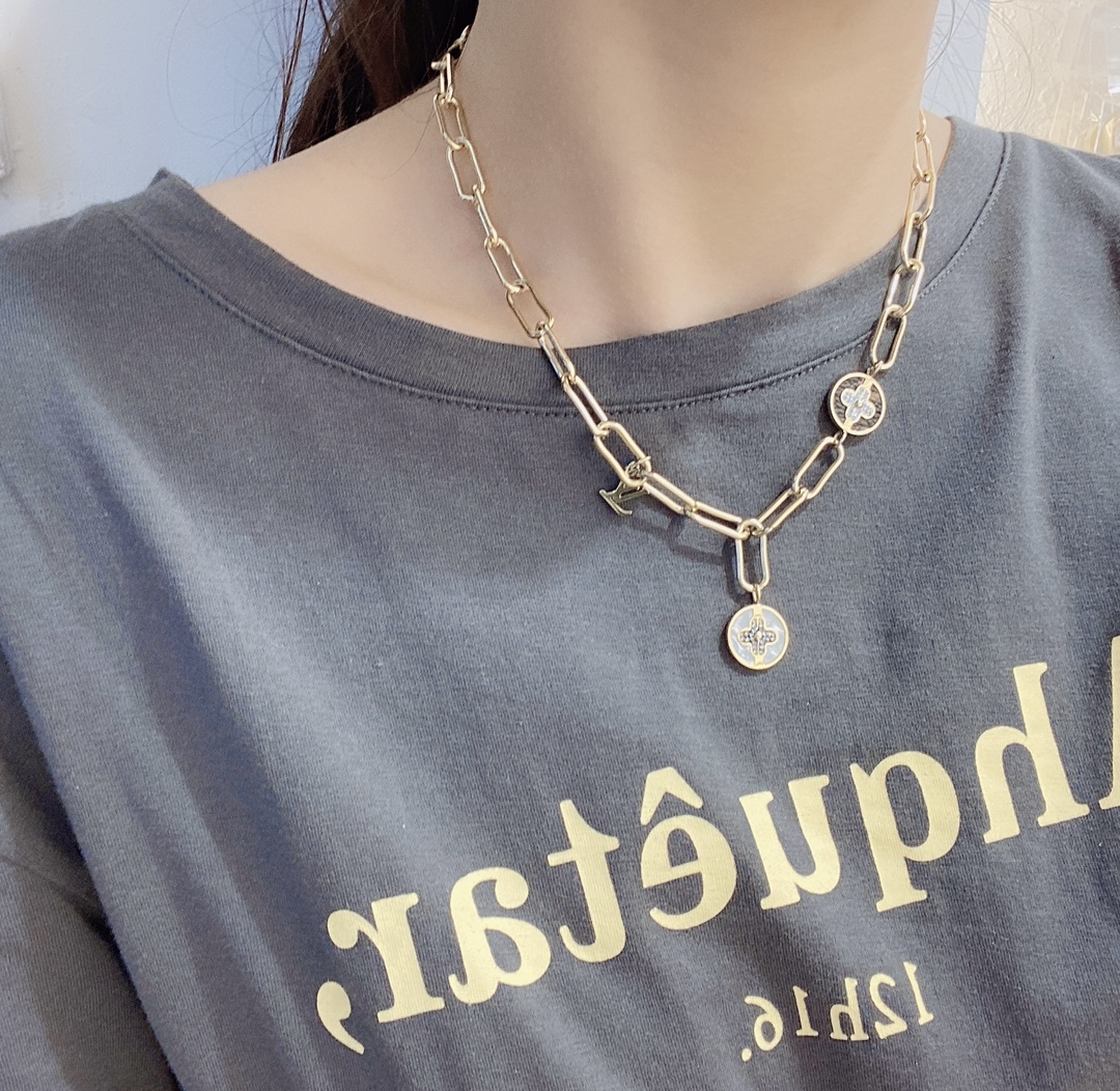 X387        LV necklace 106939