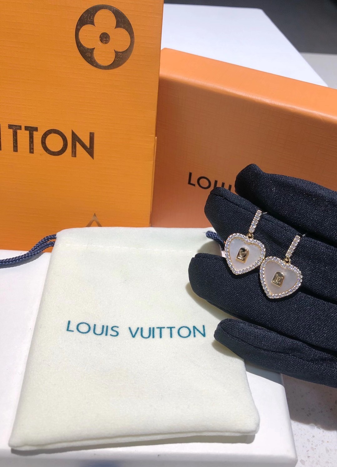 A237 LV earring 104490