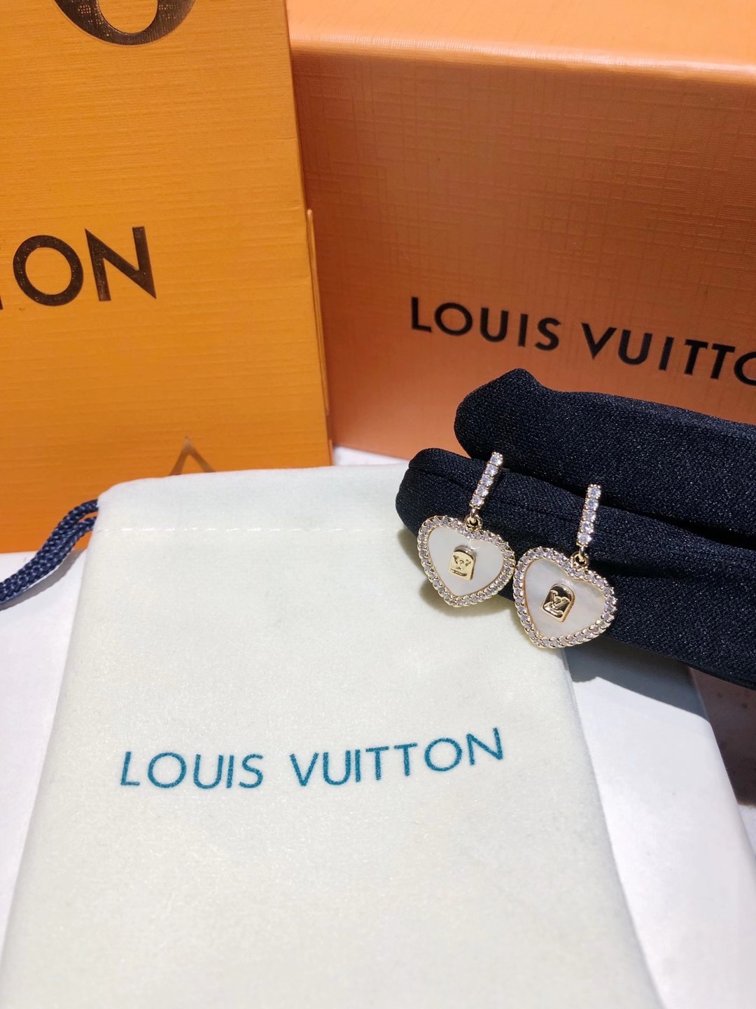 A237 LV earring 104490