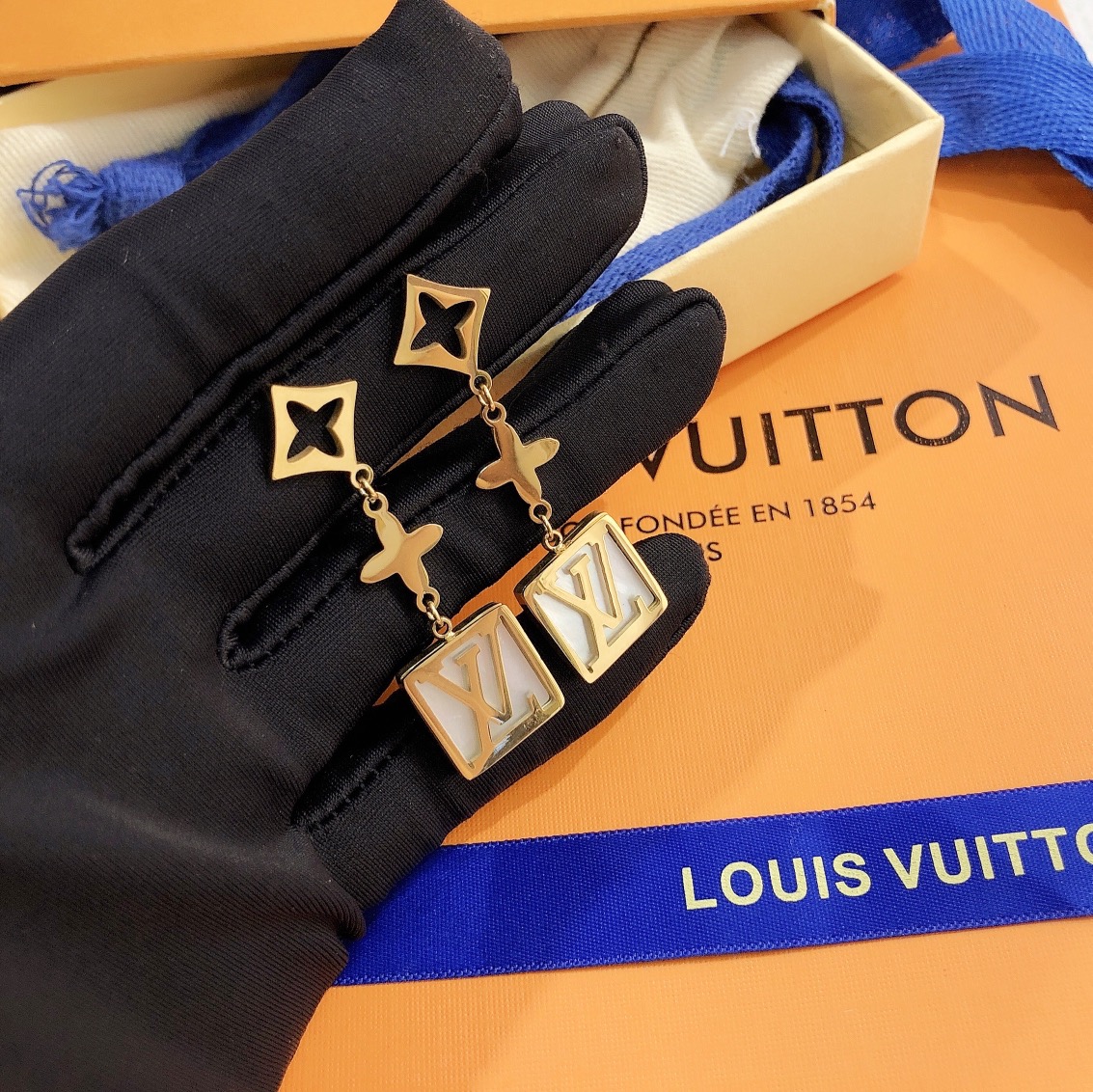 A563 LV earring 106094
