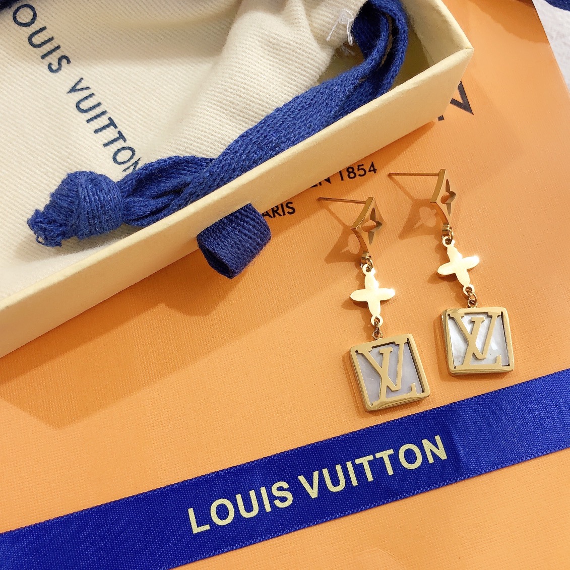 A563 LV earring 106094