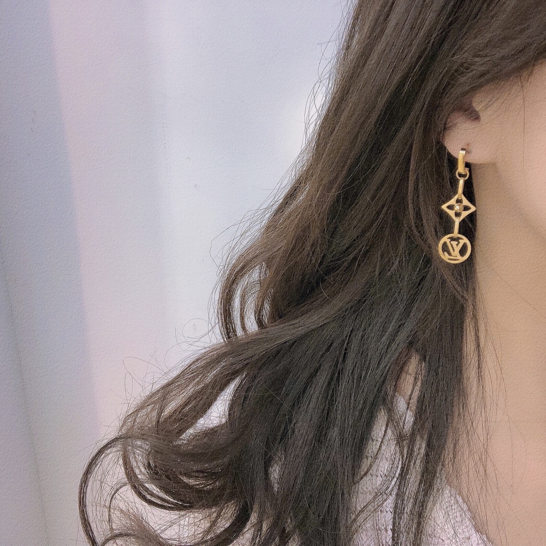 A567 LV earring 106169