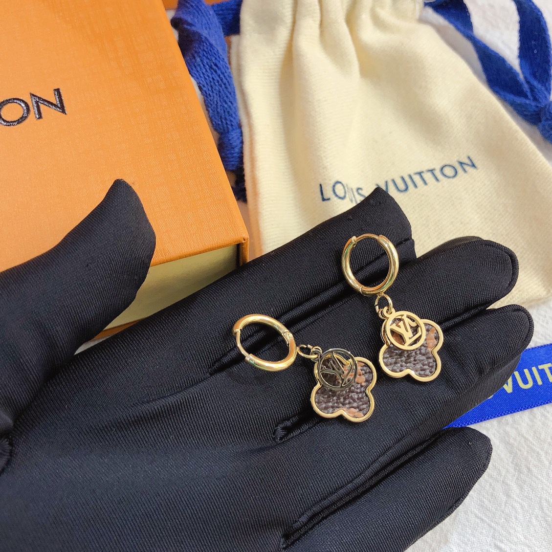 A582   LV earring 106328