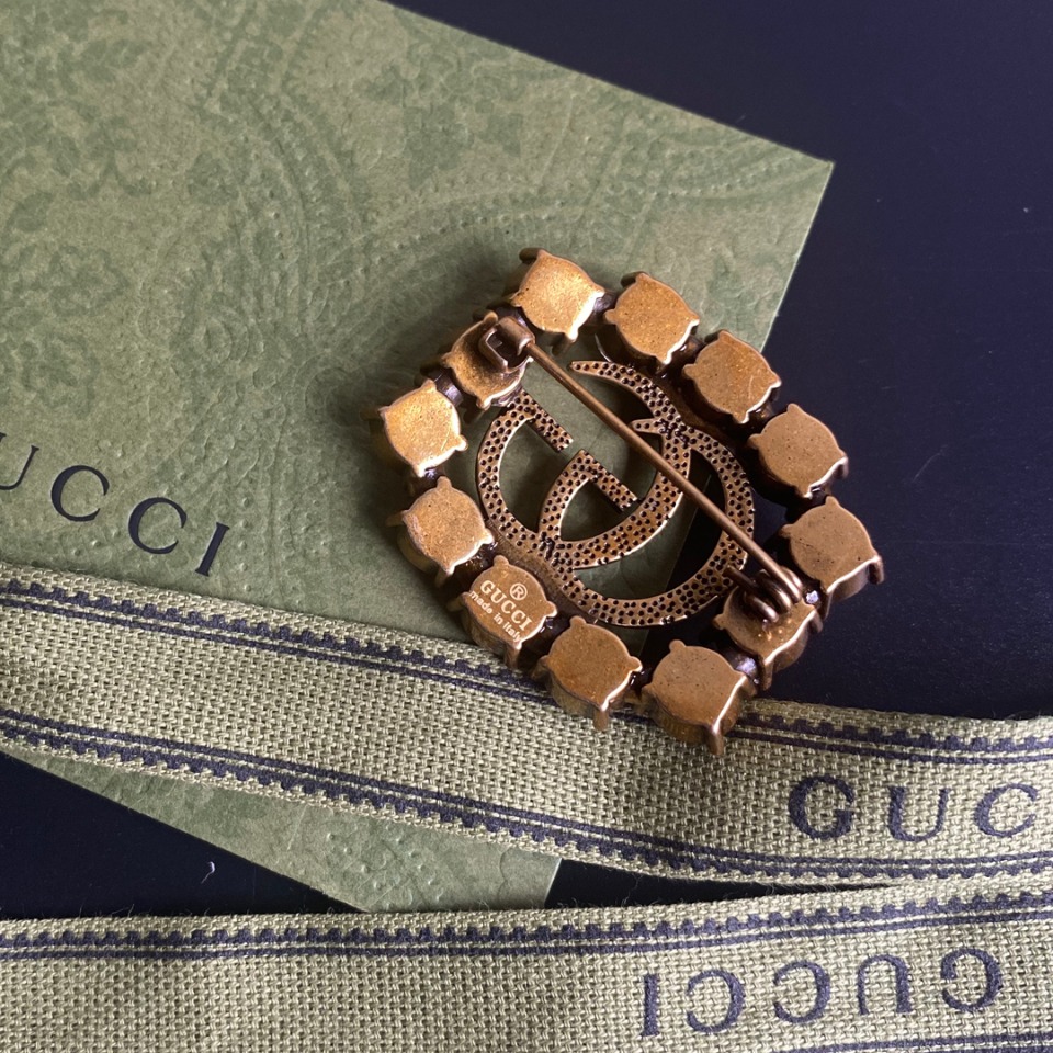 C070  Gucci brooch 106596