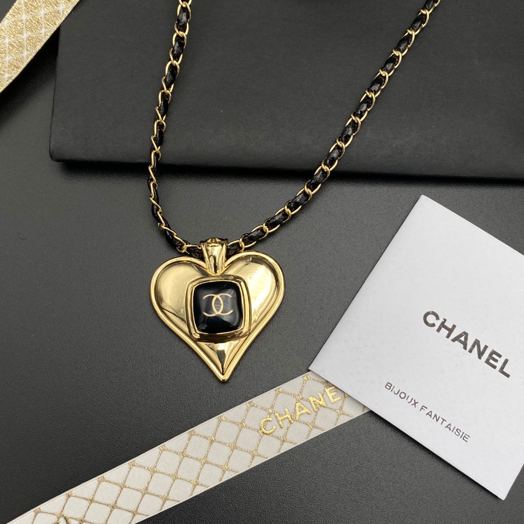 B303  Chanel necklace 107644