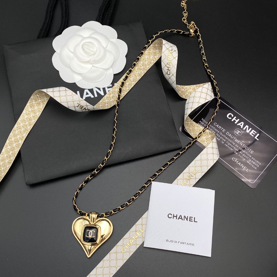 B303  Chanel necklace 107644