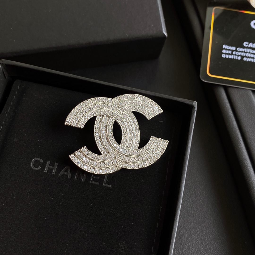 D017 Chanel brooch 107645
