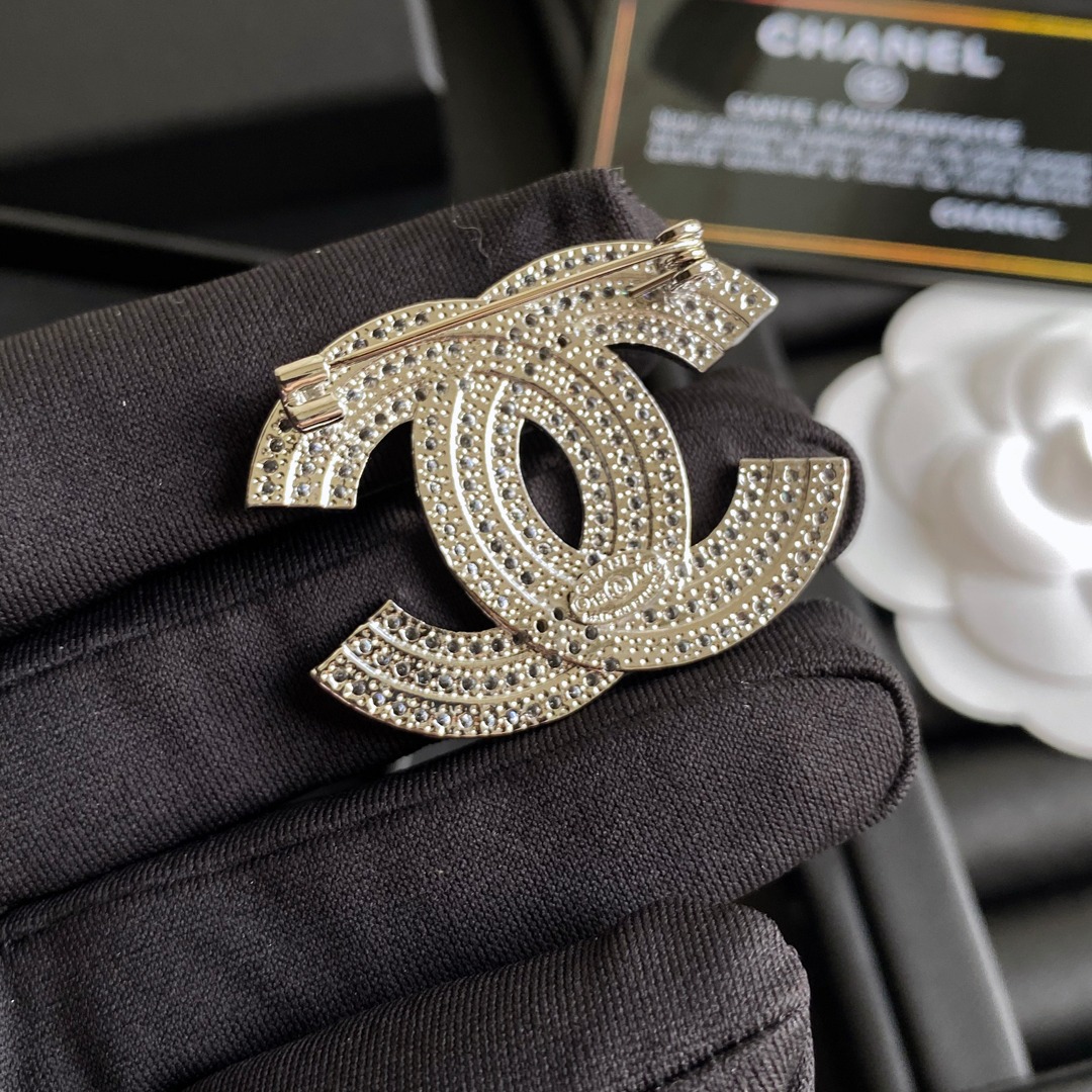 D017 Chanel brooch 107645