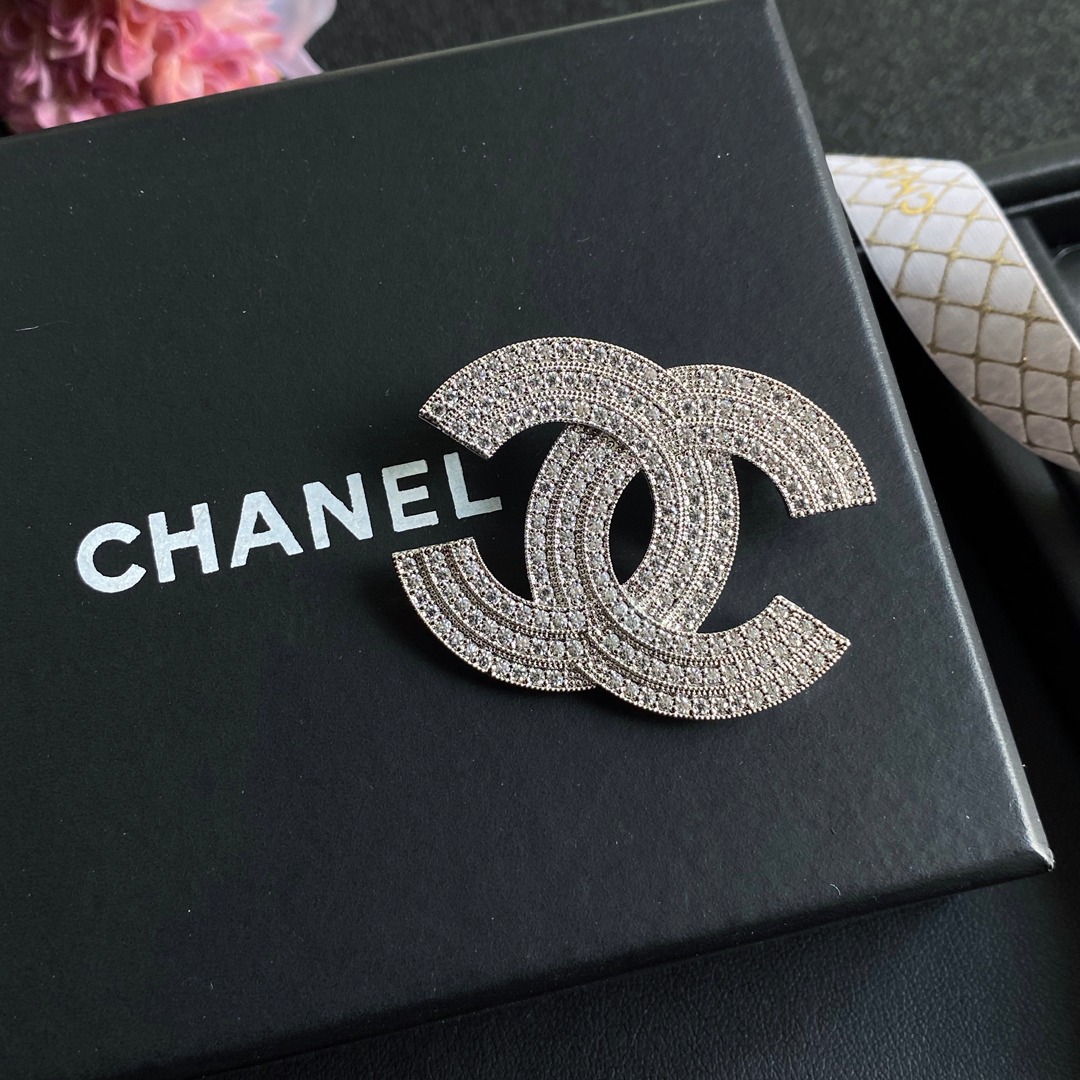 D017 Chanel brooch 107645