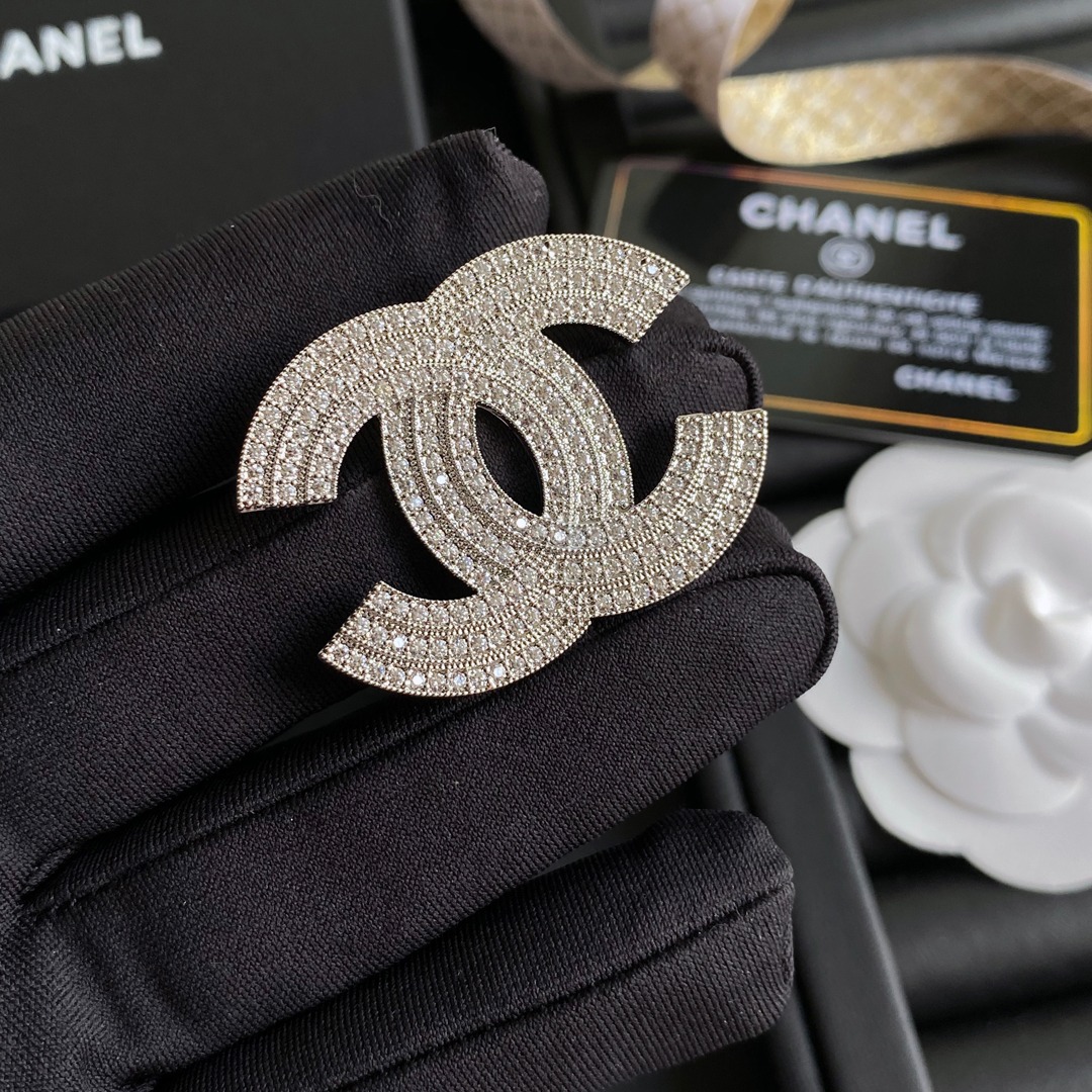 D017 Chanel brooch 107645