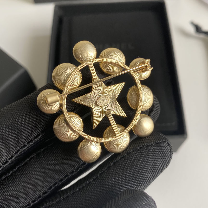C068 Chanel brooch 107682