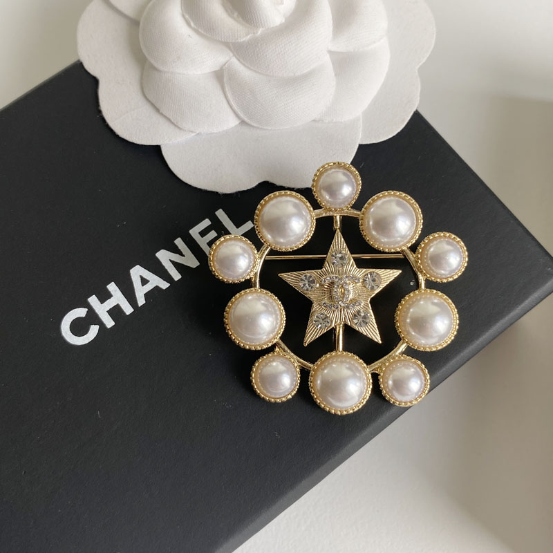 C068 Chanel brooch 107682