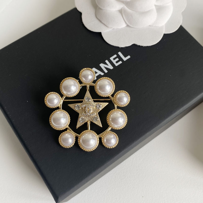 C068 Chanel brooch 107682
