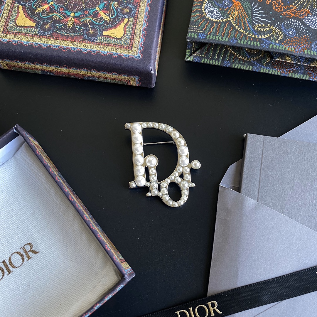 C097 Dior brooch 107684