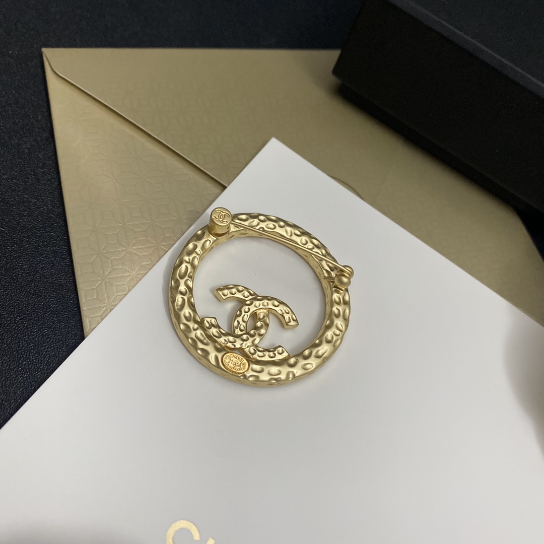 C185 Chanel brooch 107686