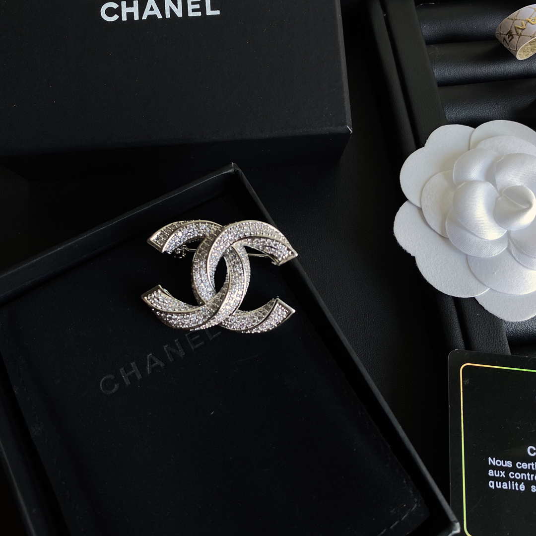 D002 Chanel brooch 107727