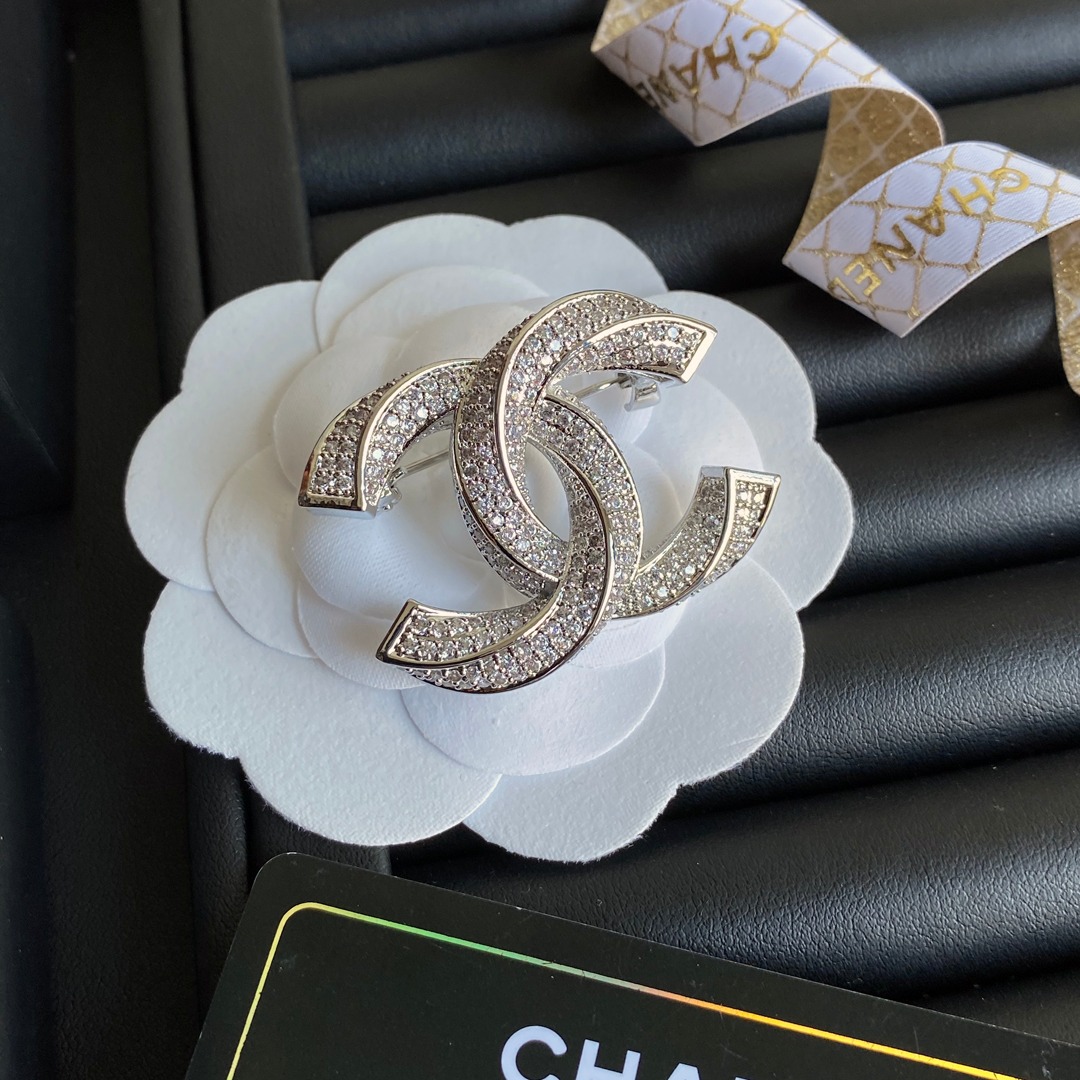 D002 Chanel brooch 107727