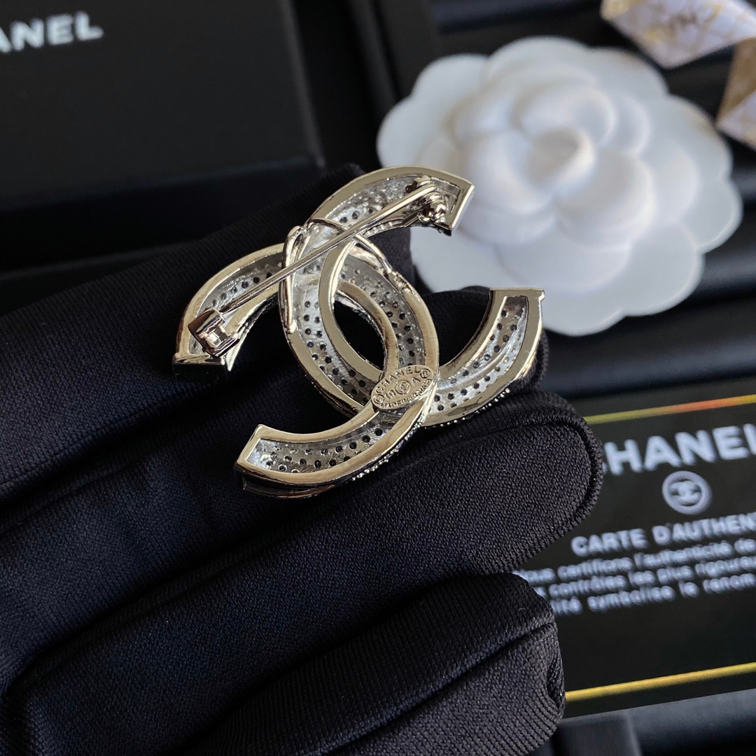 D002 Chanel brooch 107727