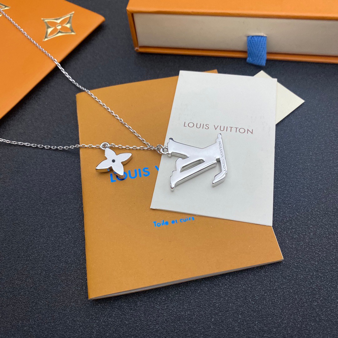 B052  LV-long necklace 107818