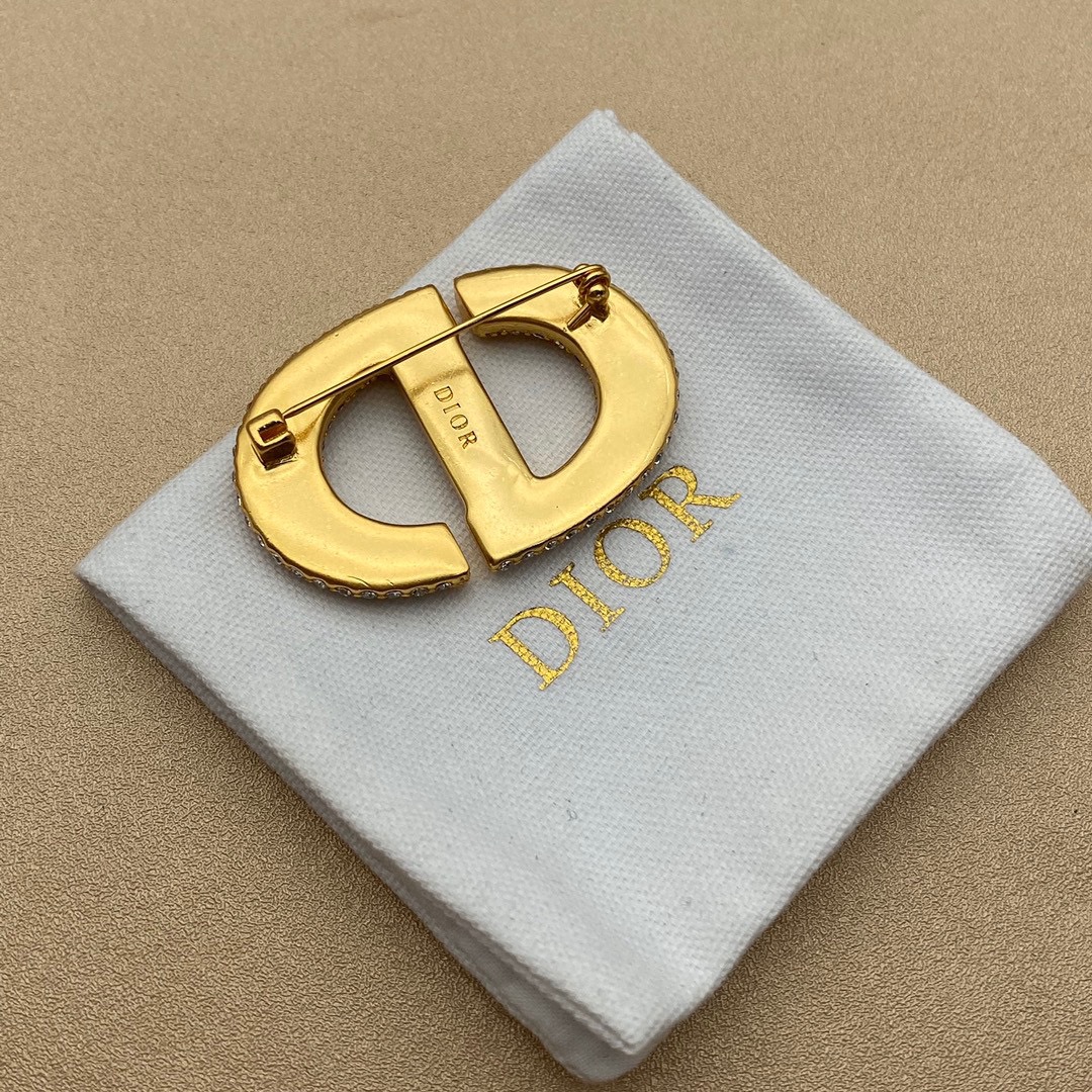 C001 Dior brooch 107819